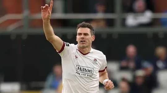 Joueur levant le bras pendant un match de cricket