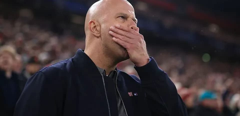 Homme avec la main sur le visage dans les tribunes