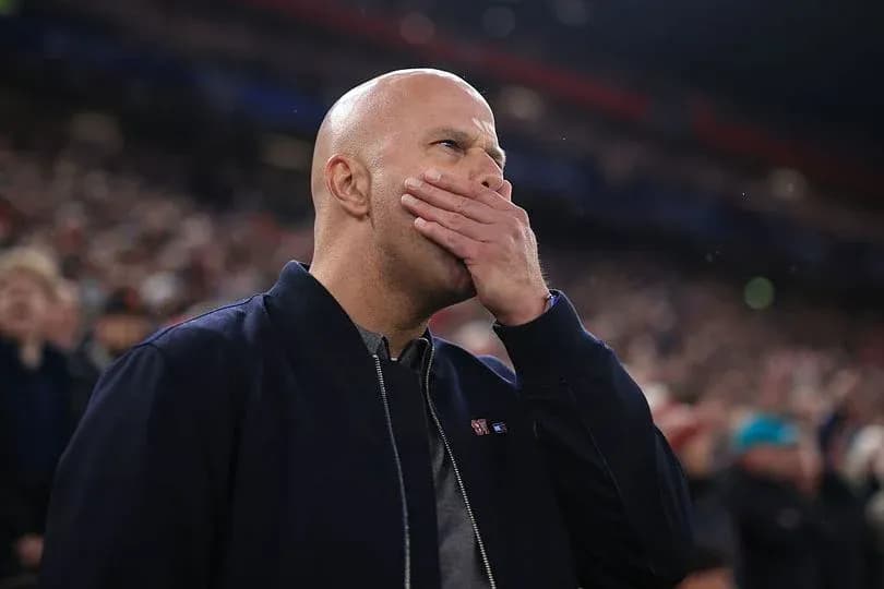 Homme avec la main sur le visage dans les tribunes
