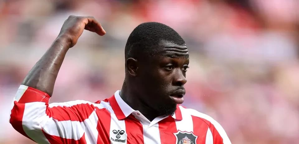 Joueur de Sunderland levant le bras sur le terrain
