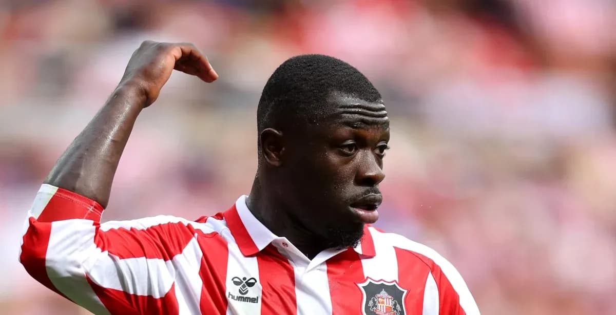 Joueur de Sunderland levant le bras sur le terrain