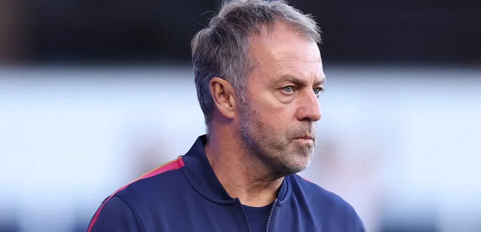 Entraîneur observant le match depuis la touche