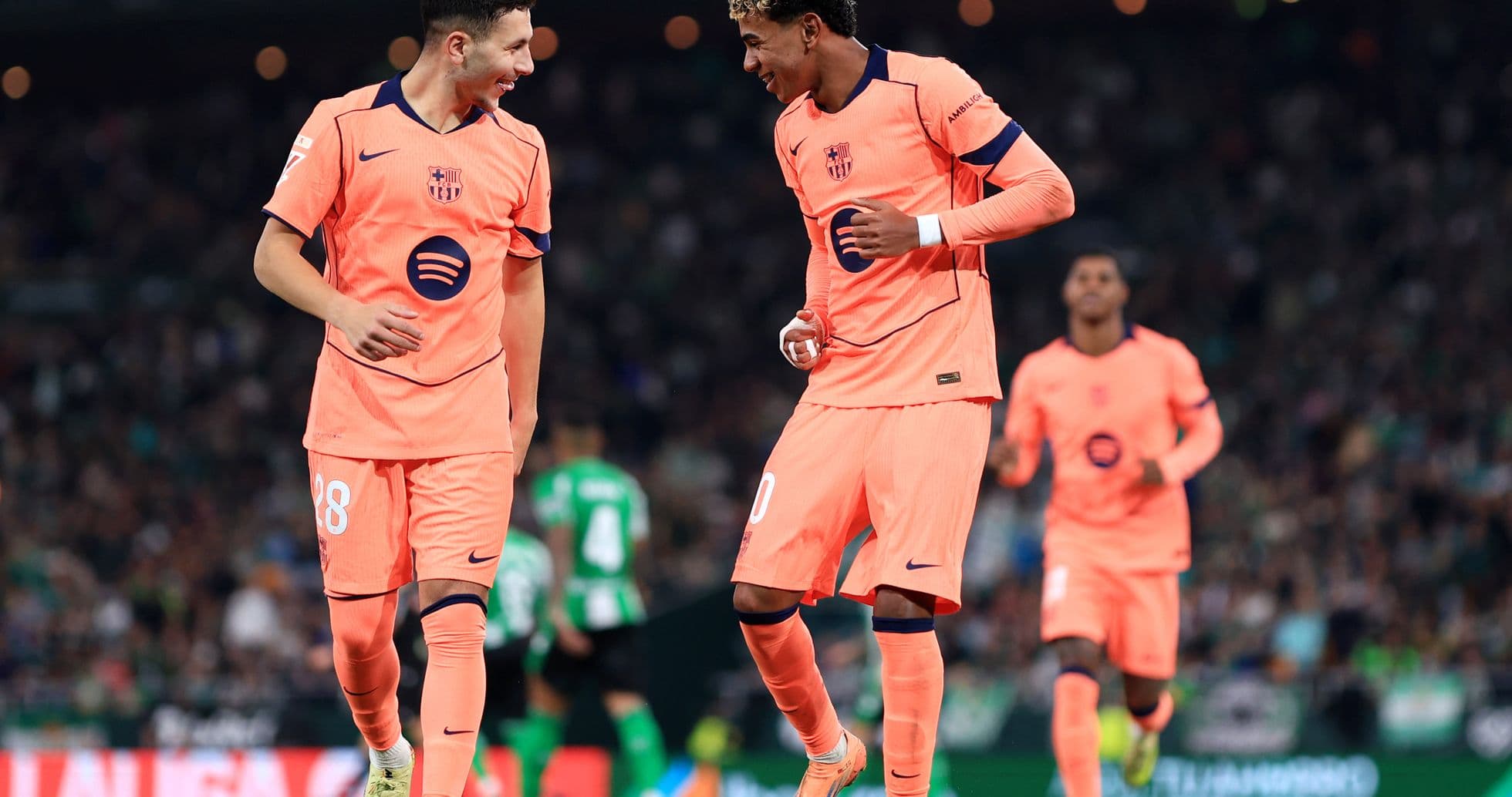 Deux joueurs du Barça célébrant un but