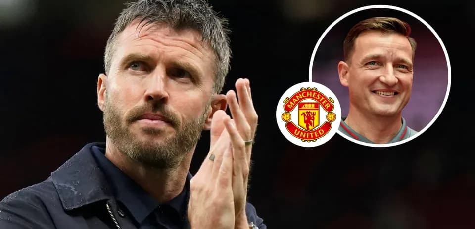 Entraîneur applaudissant au stade avec logo Manchester United