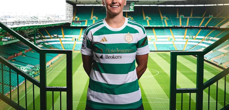 Joueuse de football posant au Celtic Park