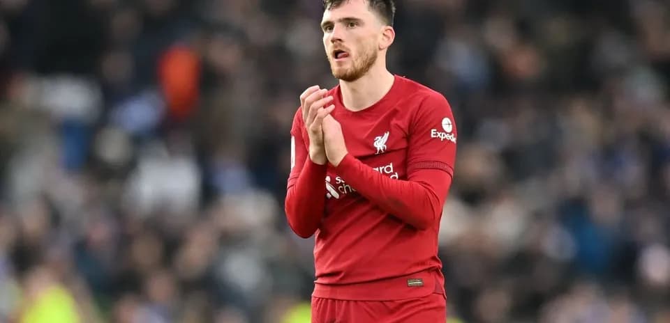 Joueur de Liverpool applaudissant les supporters après le match