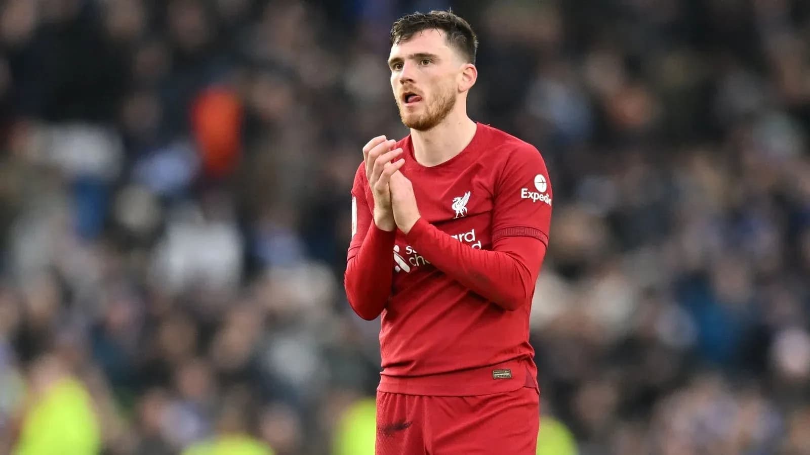 Joueur de Liverpool applaudissant les supporters après le match