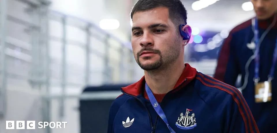 Joueur de Newcastle entrant dans le stade