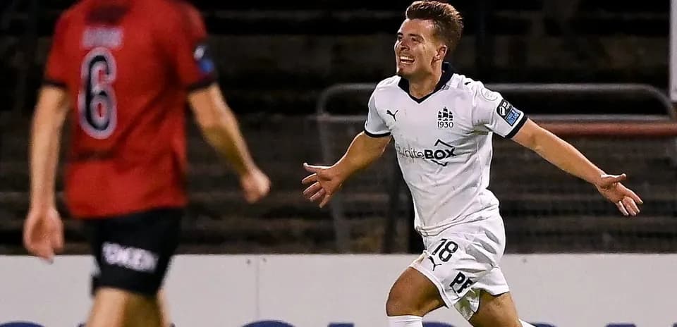 Joueur célébrant un but pendant un match de football