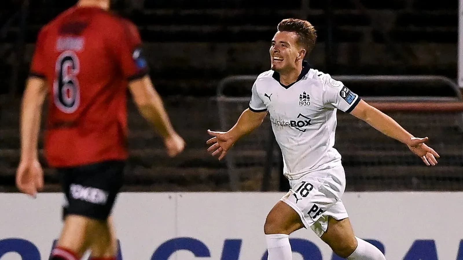 Joueur célébrant un but pendant un match de football