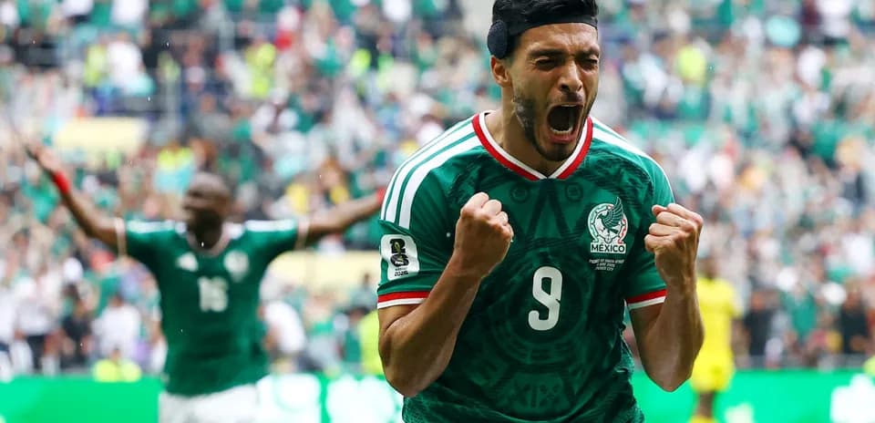 Joueur mexicain célébrant un but au match