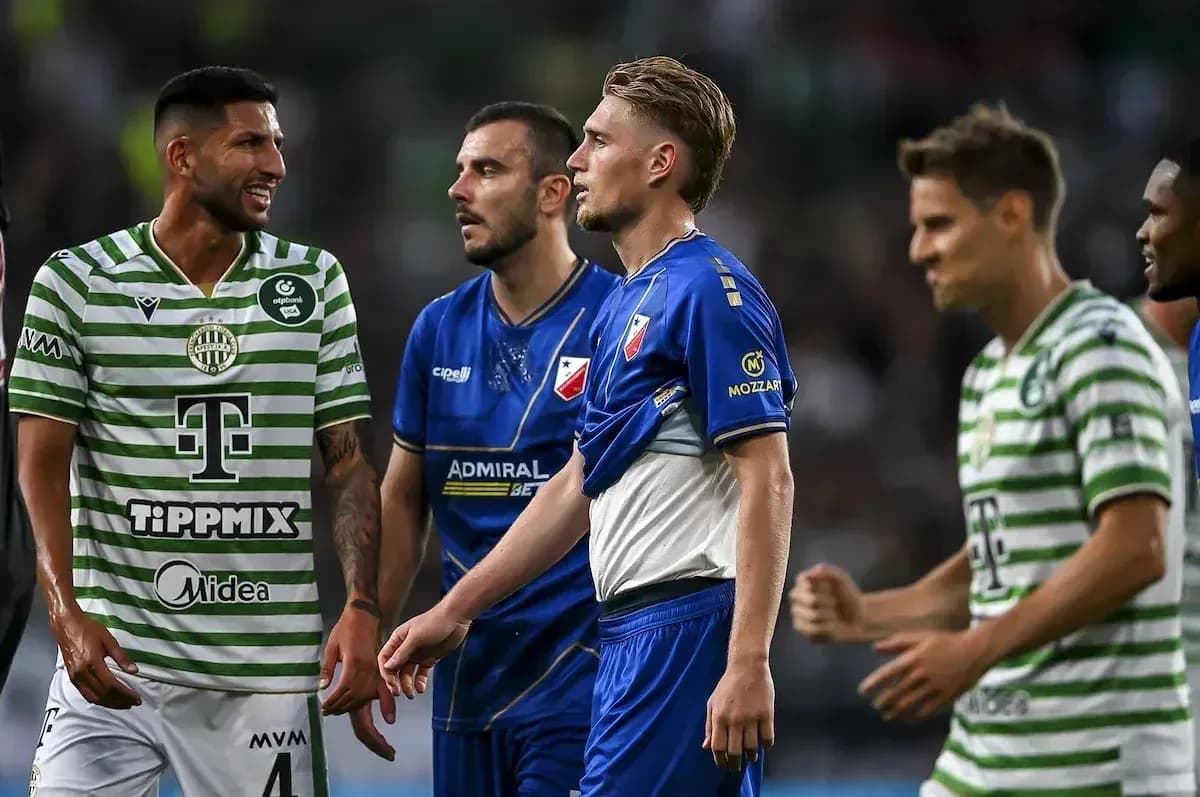 Joueurs de Ferencvarosi TC et Vojvodina en compétition