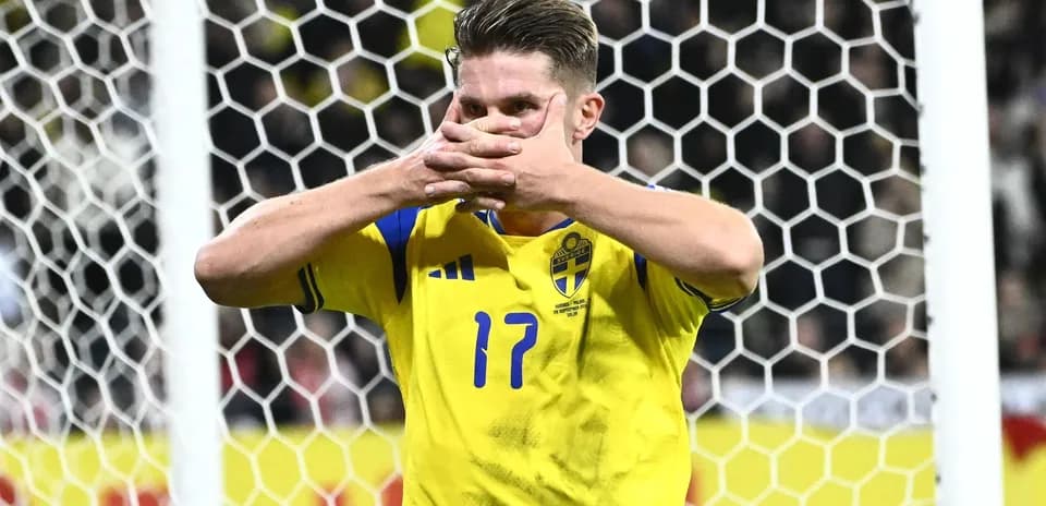 Joueur suédois célébrant devant le but