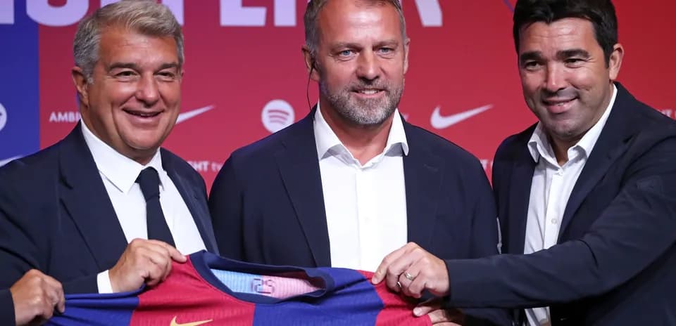 Trois hommes présentant un maillot du FC Barcelone