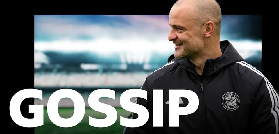 Entraîneur souriant devant un stade flou