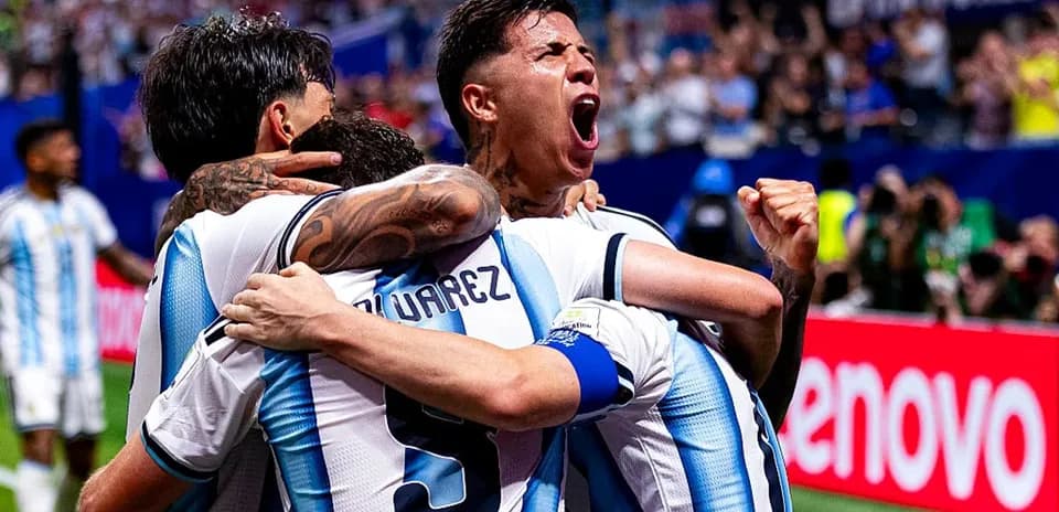 Joueurs argentins célébrant un but ensemble