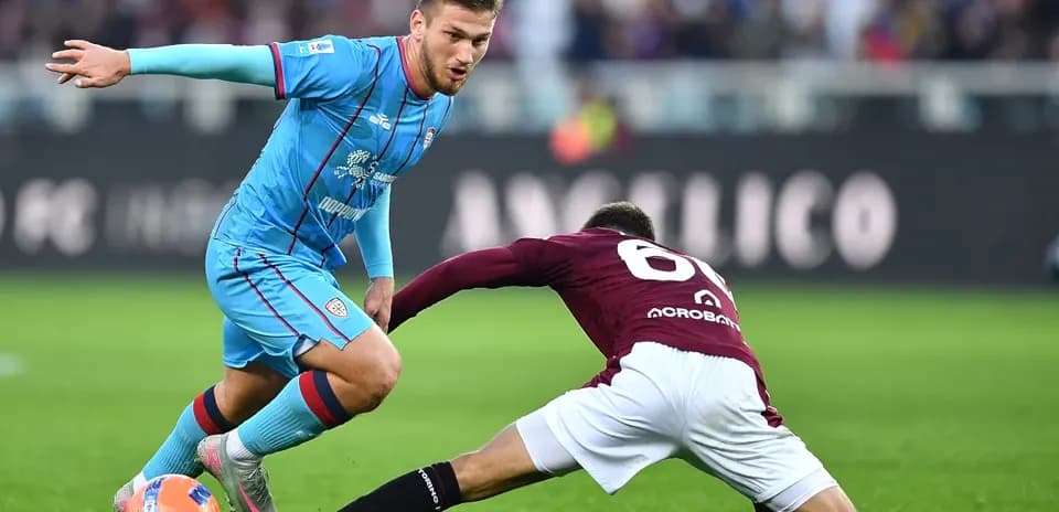 Un joueur de Cagliari dribble un adversaire de Torino