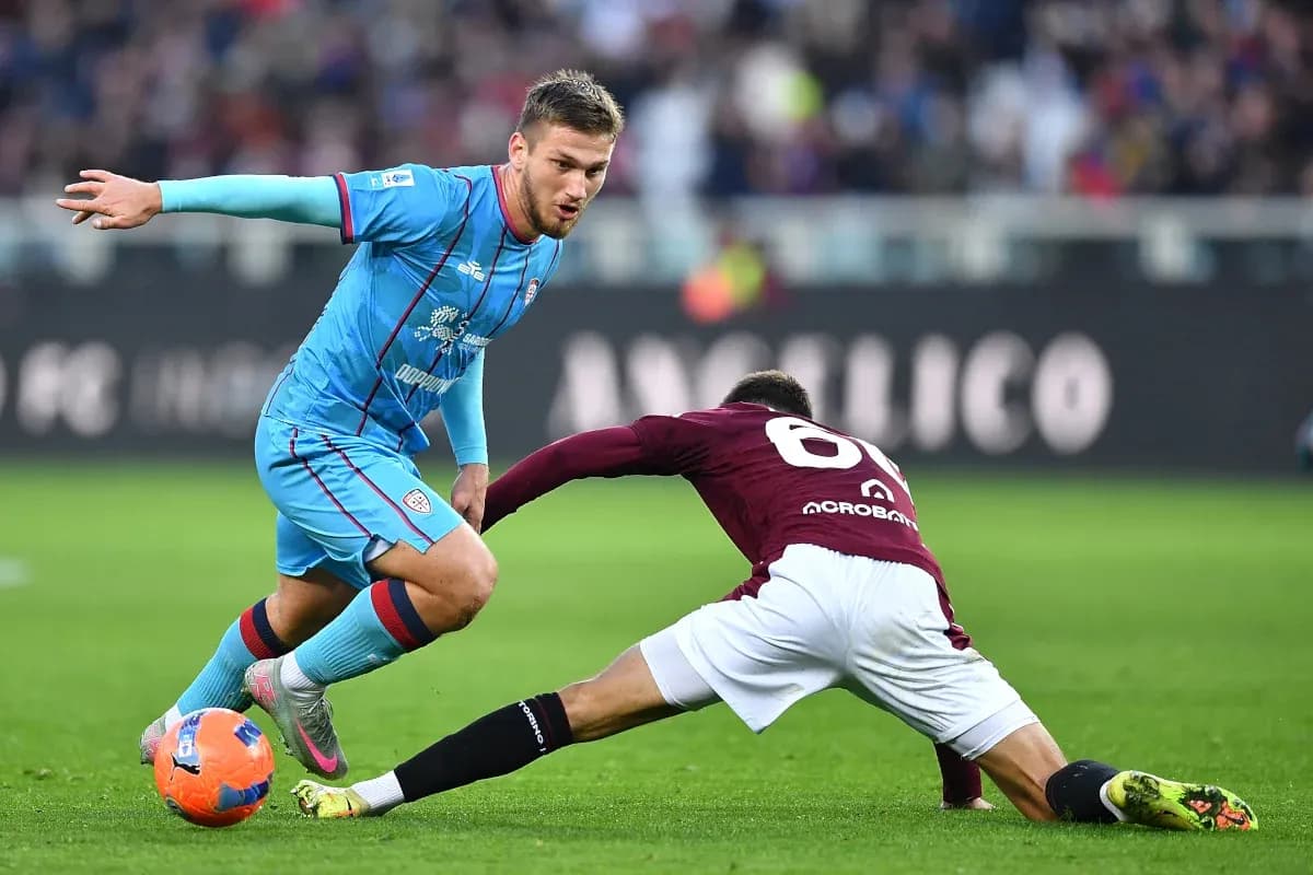 Un joueur de Cagliari dribble un adversaire de Torino