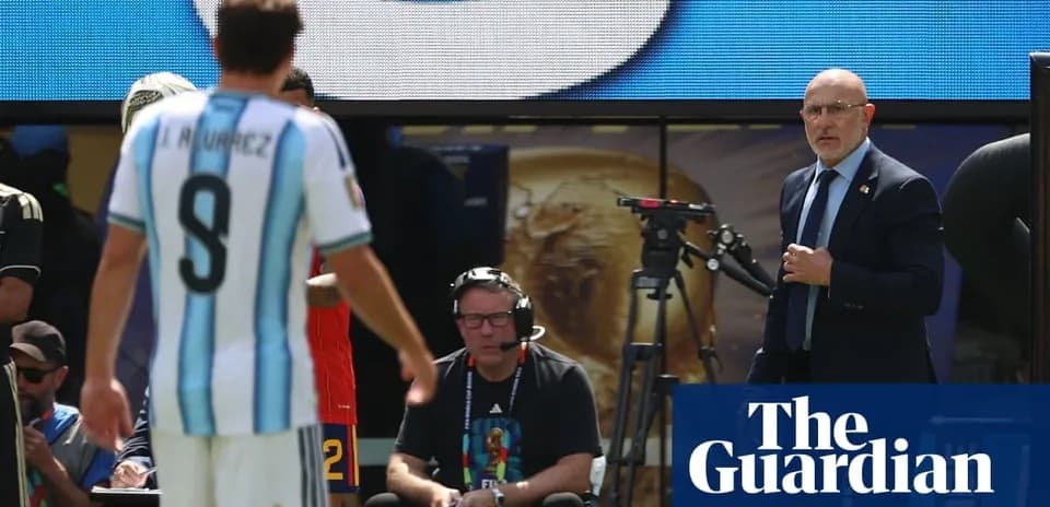 Joueur argentin I. Alvarez se dirige vers le banc