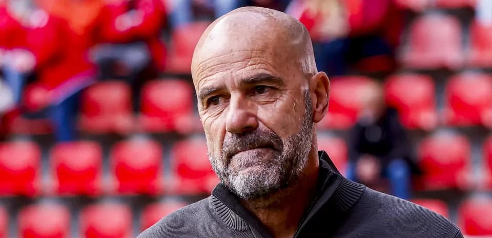 Entraîneur sur le terrain avec des spectateurs en arrière-plan