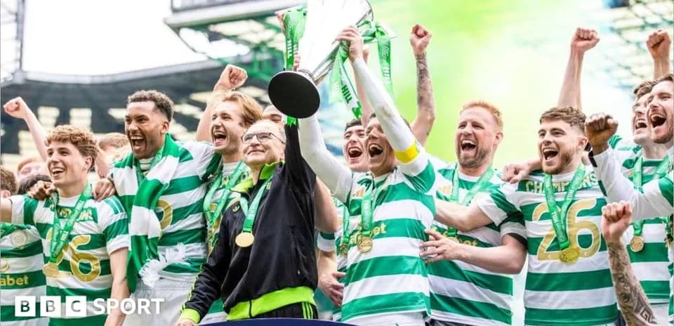 Joueurs de Celtic célébrant avec le trophée