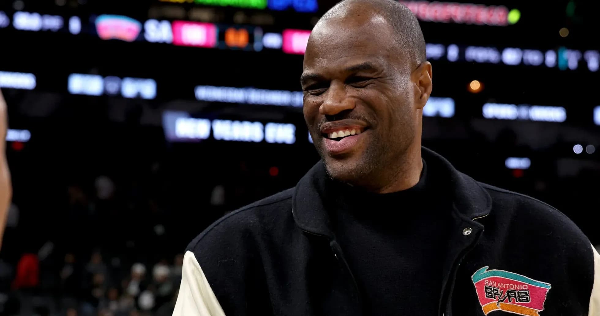 Homme souriant portant un blouson des San Antonio Spurs