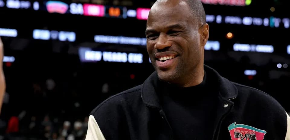Homme souriant portant un blouson des San Antonio Spurs