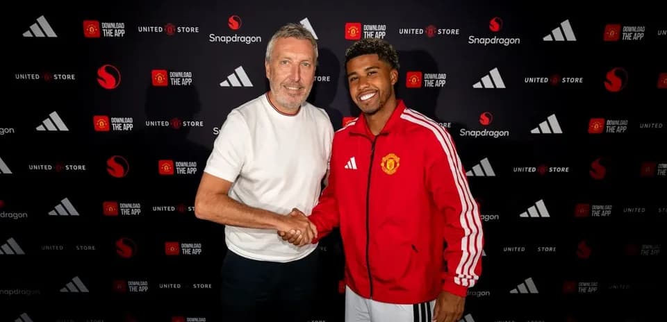 Deux hommes se serrant la main à Manchester United