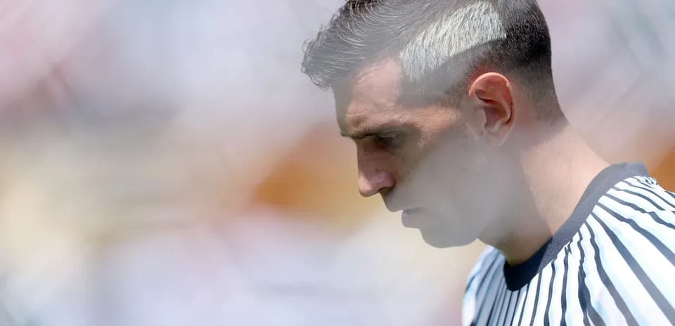Gardien de but en tenue rayée pendant l'échauffement