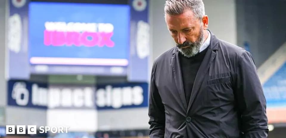 Entraîneur marchant à Ibrox, regardant le sol