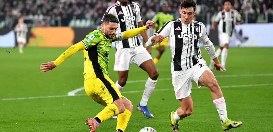 Joueurs en action lors d'un match de football