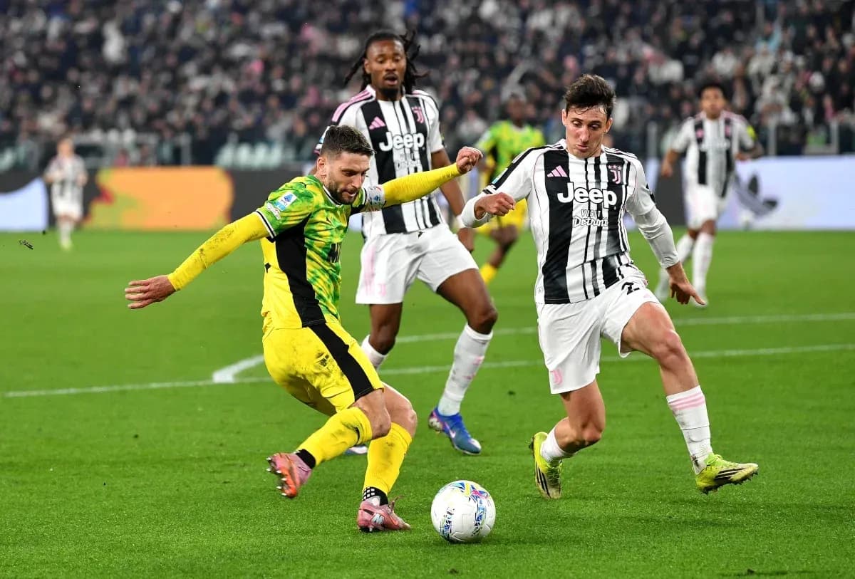 Joueurs en action lors d'un match de football