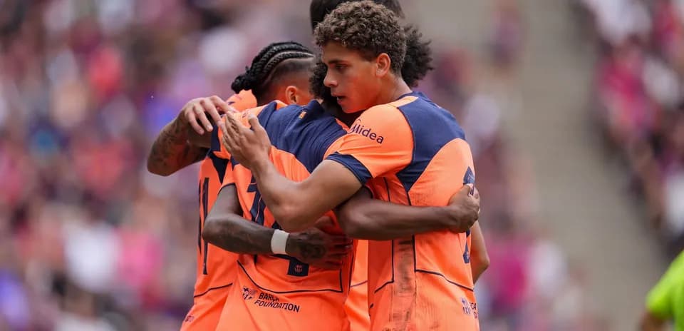 Joueurs célébrant un but en équipe