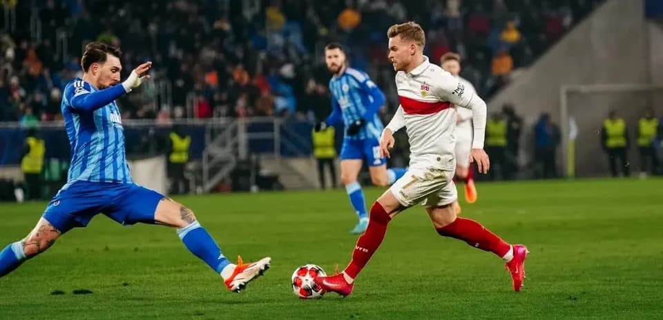 Un joueur de Stuttgart dribble un adversaire de Slovan