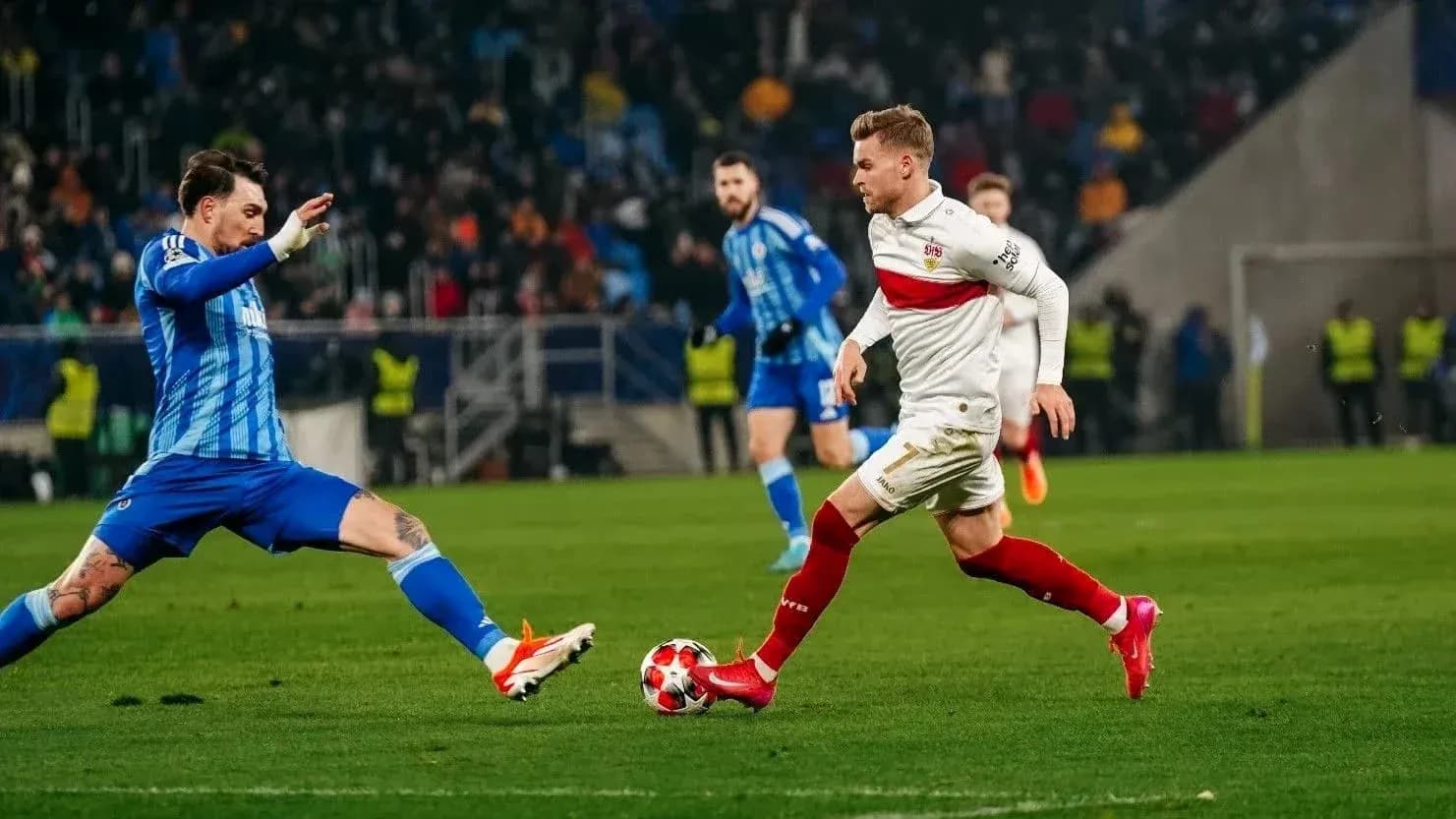 Un joueur de Stuttgart dribble un adversaire de Slovan