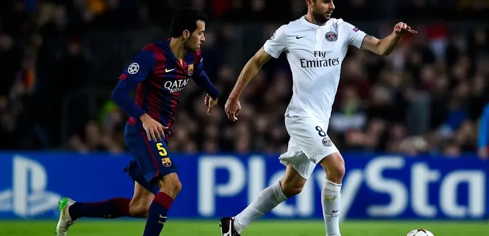 Joueurs du FC Barcelone et du PSG en action