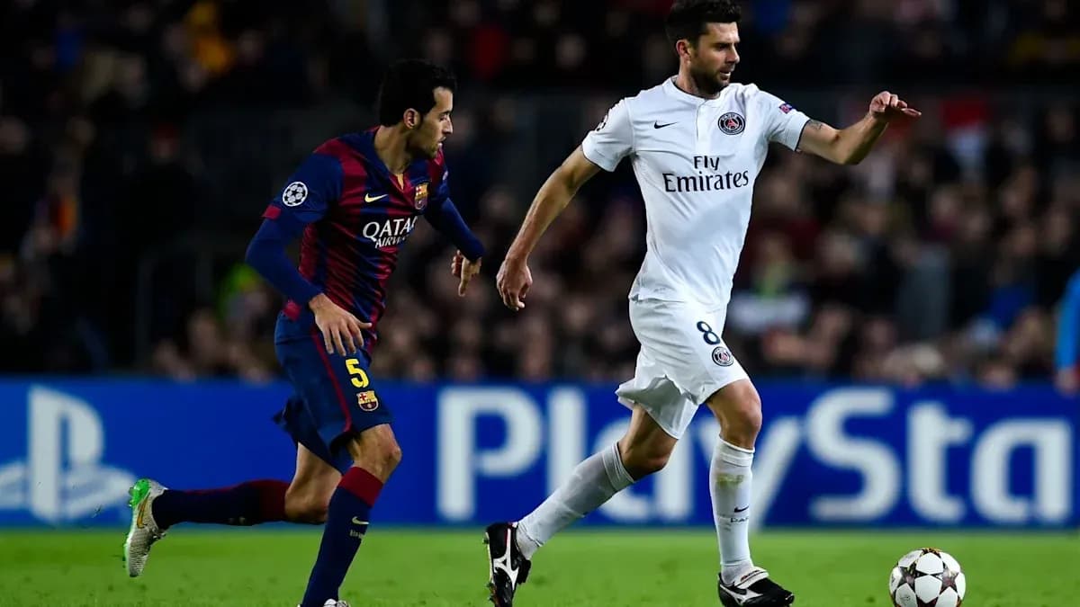 Joueurs du FC Barcelone et du PSG en action