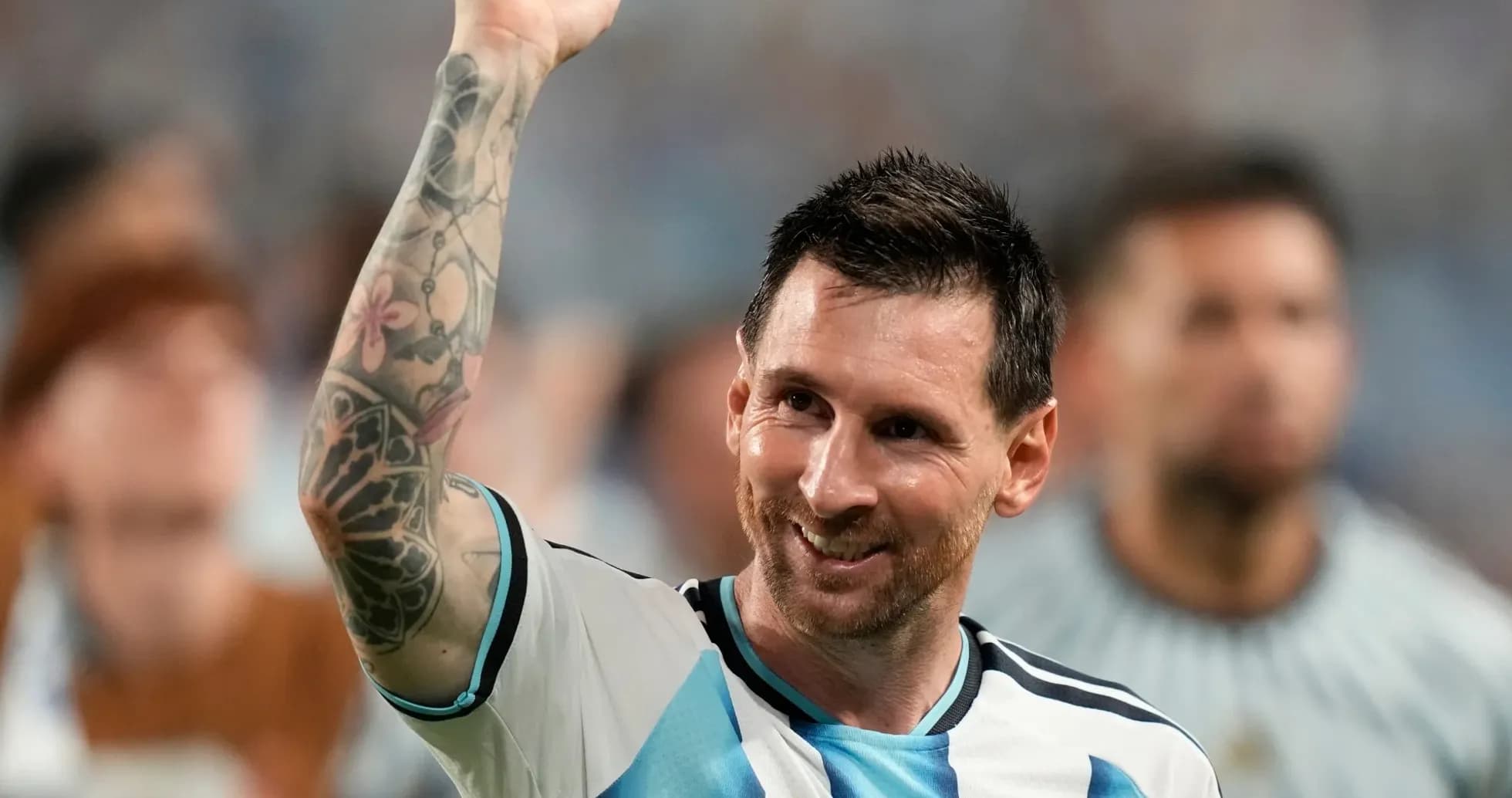 Lionel Messi levantant le poing après un match