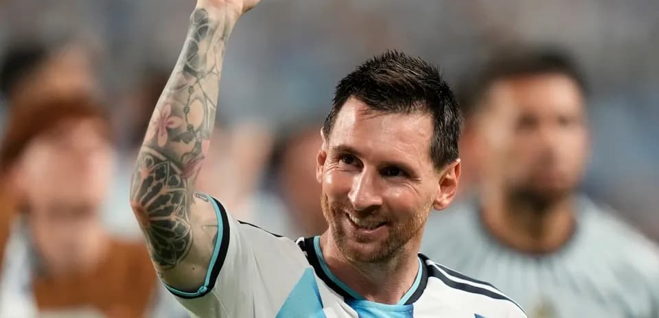 Lionel Messi levantant le poing après un match