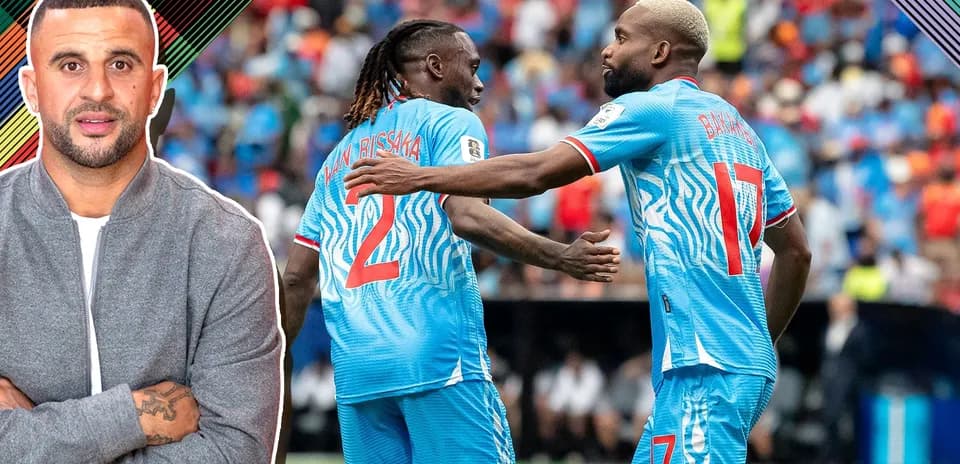 Joueurs célébrant un but sur le terrain