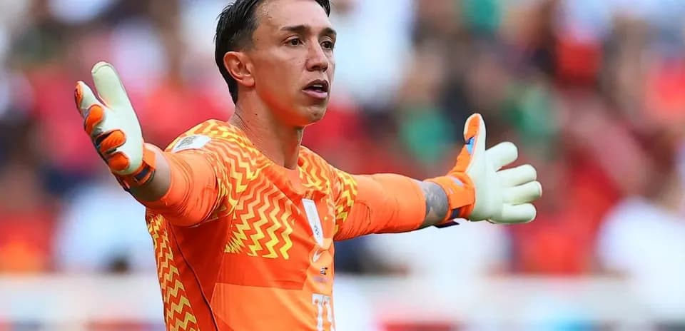 Gardien de but faisant un geste pendant le match