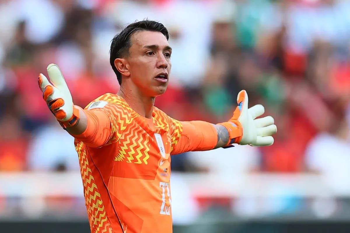 Gardien de but faisant un geste pendant le match