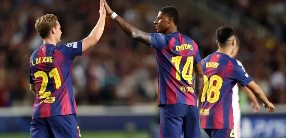 Joueurs du FC Barcelone se félicitant sur le terrain