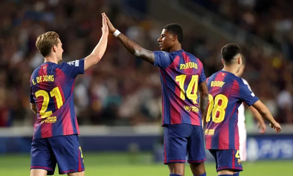 Joueurs du FC Barcelone se félicitant sur le terrain