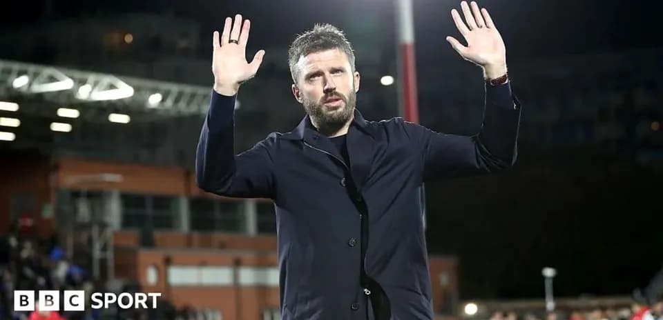 Homme levant les mains sur le terrain de football