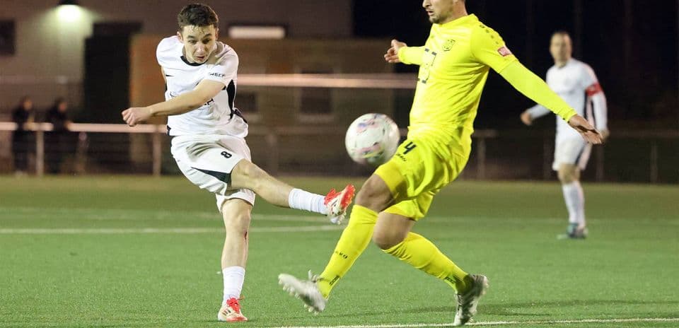Un joueur frappe le ballon pendant le match
