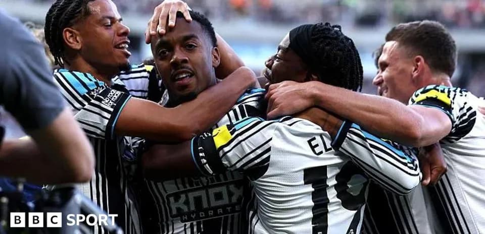 Joueurs de Newcastle célébrant un but ensemble