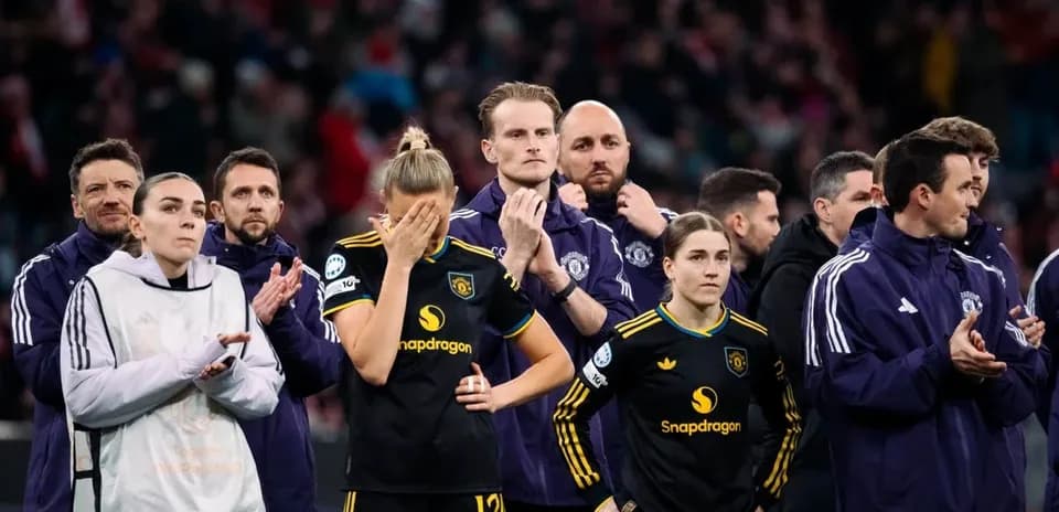 Joueurs et entraîneurs applaudissant sur le banc