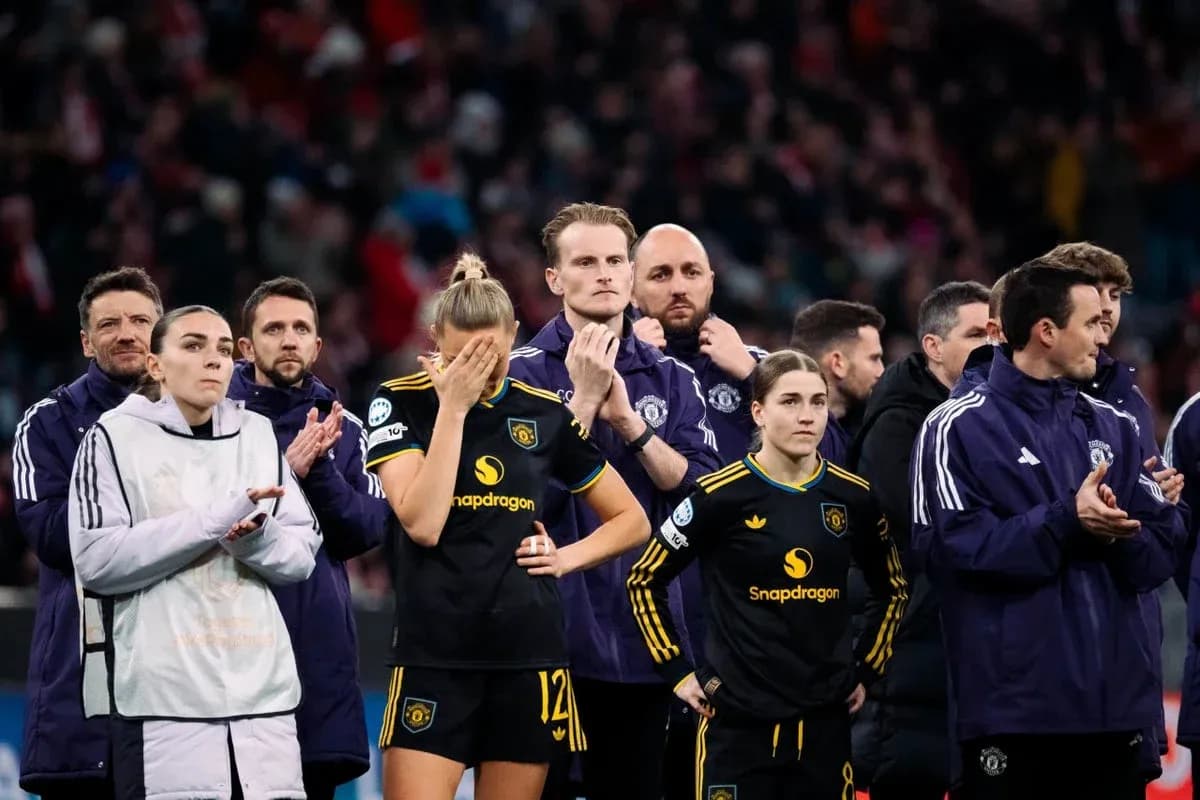Joueurs et entraîneurs applaudissant sur le banc