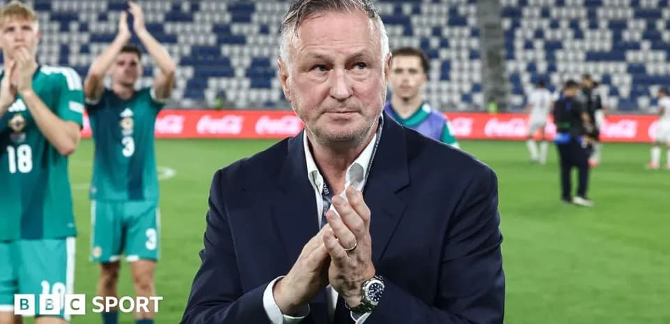 Entraîneur applaudissant après un match avec joueurs